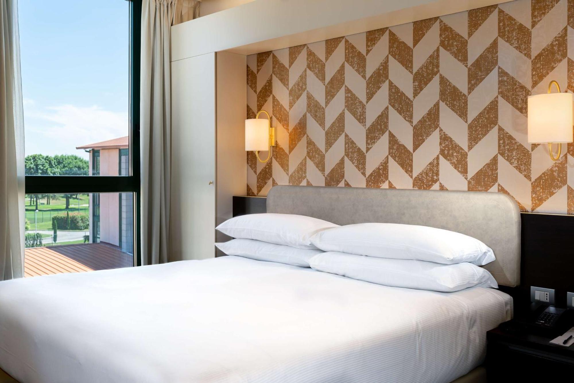 Doubletree By Hilton Milan Malpensa Solbiate Olona Hotel Екстериор снимка