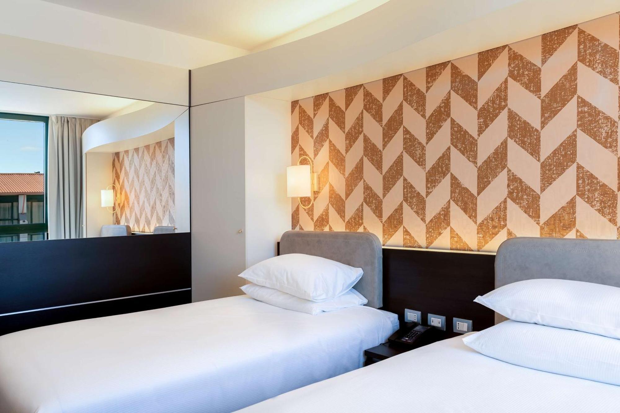 Doubletree By Hilton Milan Malpensa Solbiate Olona Hotel Екстериор снимка