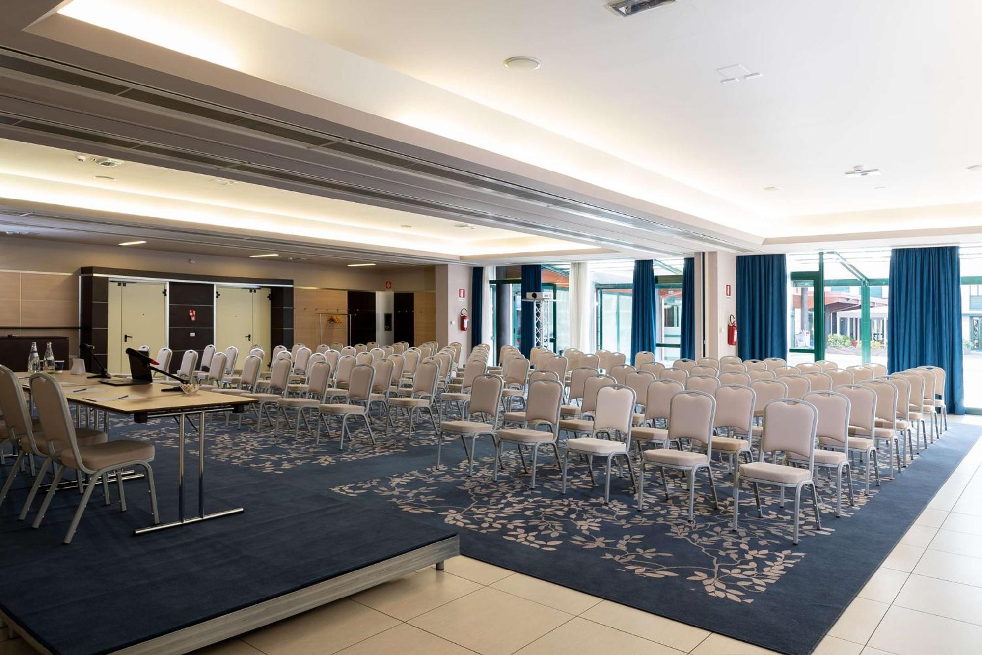 Doubletree By Hilton Milan Malpensa Solbiate Olona Hotel Екстериор снимка