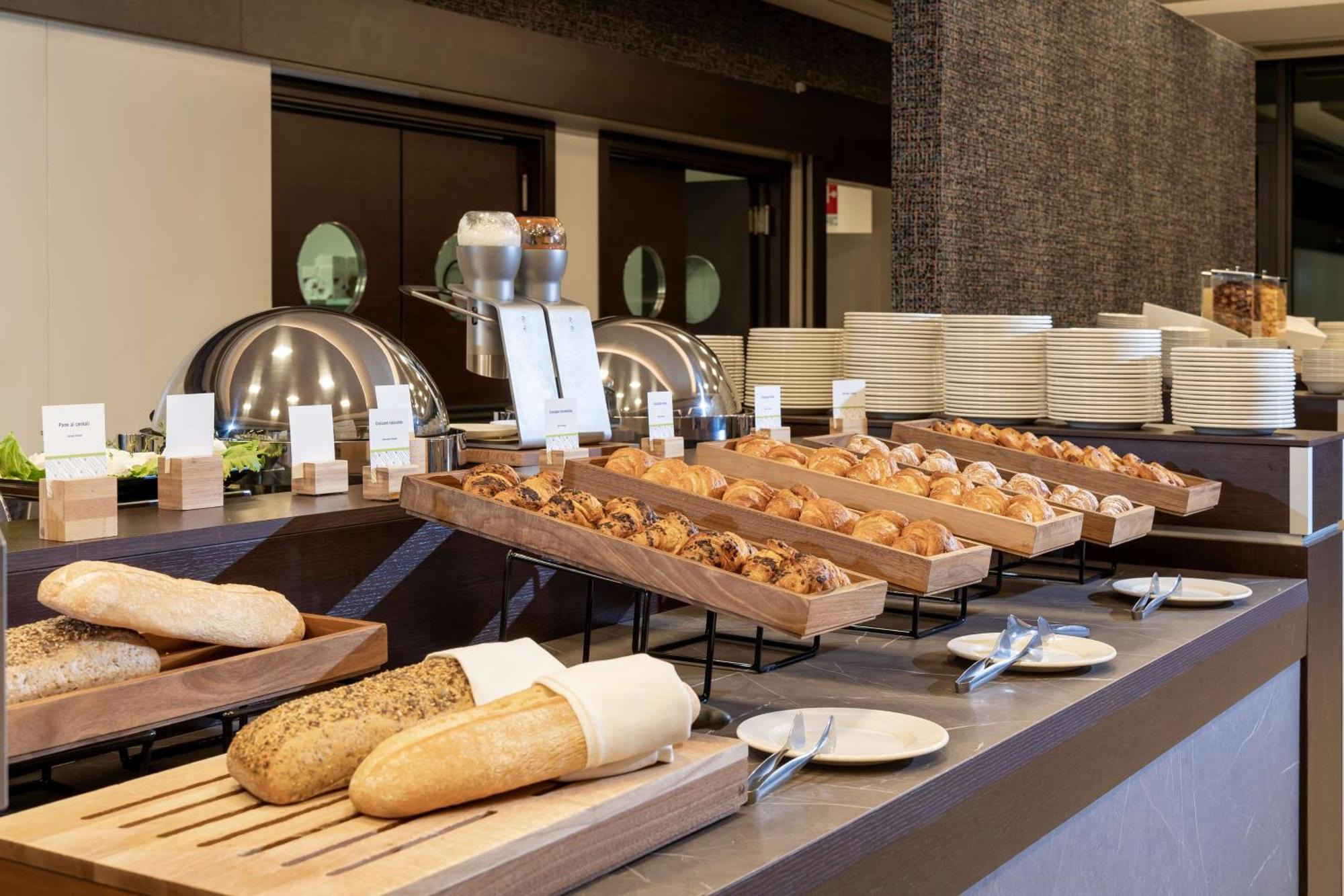 Doubletree By Hilton Milan Malpensa Solbiate Olona Hotel Екстериор снимка