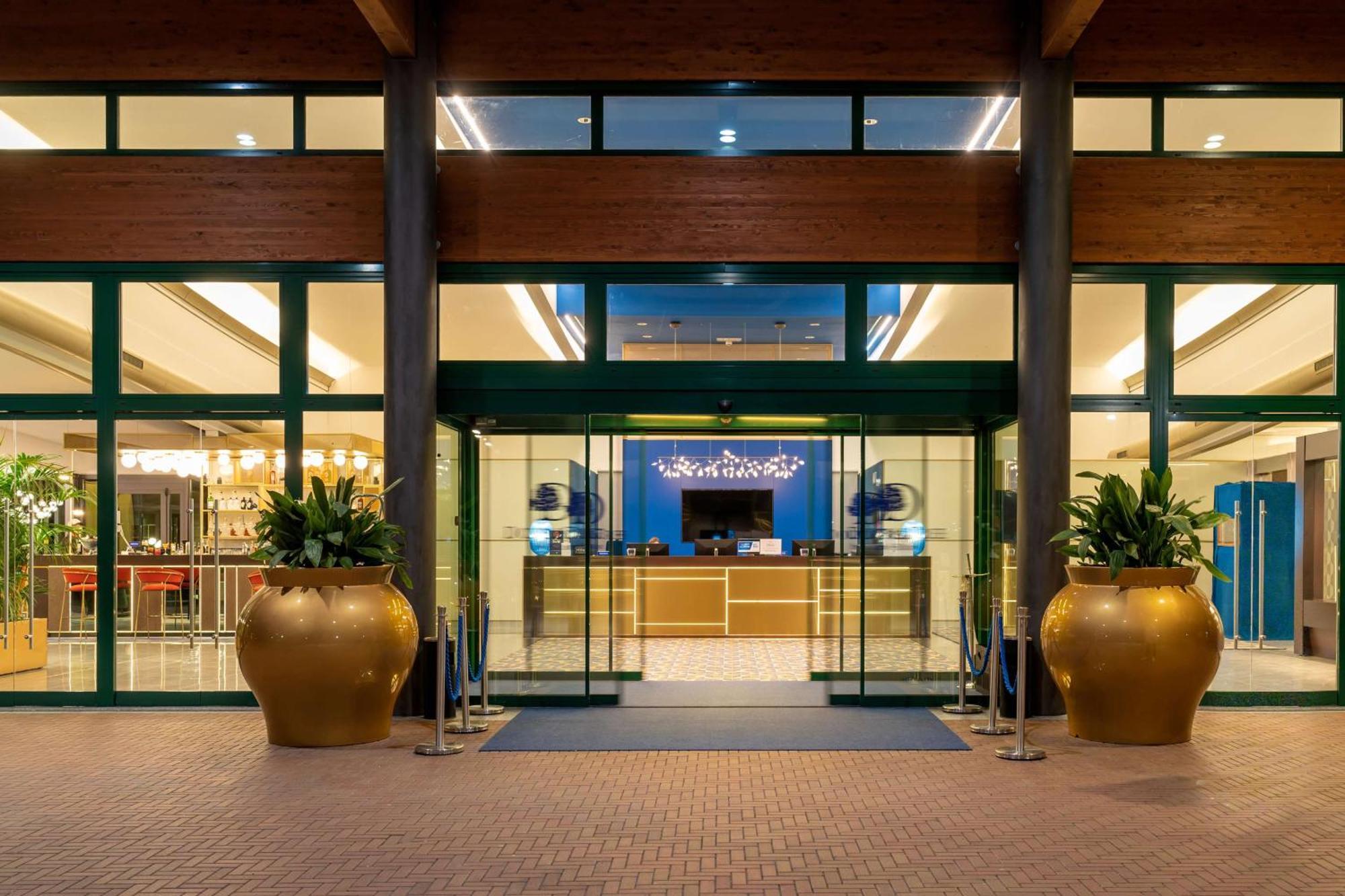 Doubletree By Hilton Milan Malpensa Solbiate Olona Hotel Екстериор снимка